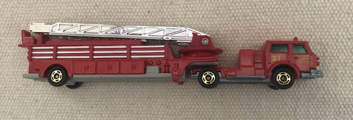 Long Tomica American ladder fire engine TOMY SCALE: 1/110
