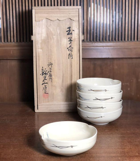 Koshimizu-yaki, Kinkozanzo, Bodhisattva, with pine swords
