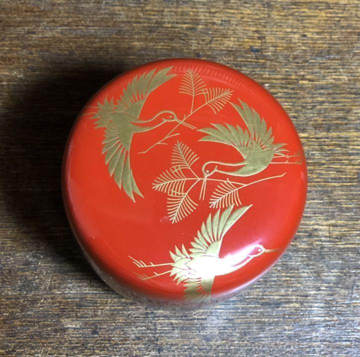 Nakamura Muneyo's work Kaga Makie, Matsukutsuru, lacquer