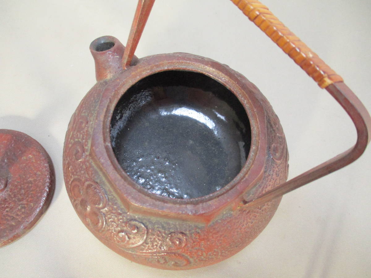 Metal crafts Ironware reddish brown flower pattern Iron teapot antique