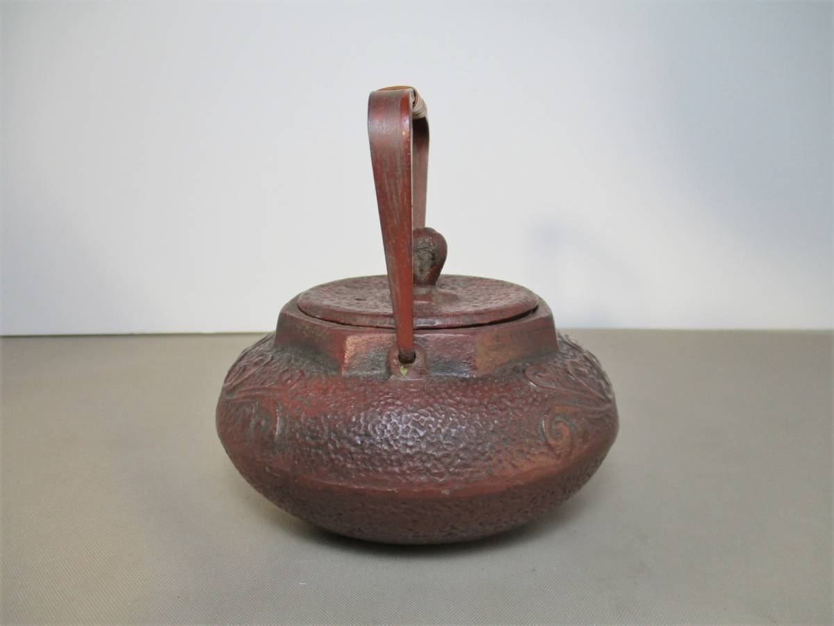 Metal crafts Ironware reddish brown flower pattern Iron teapot antique