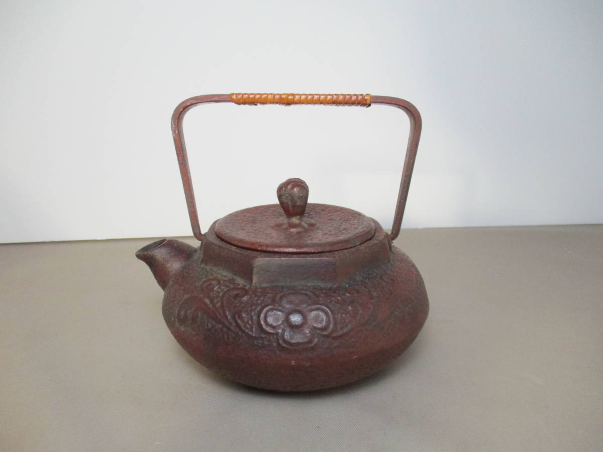 Metal crafts Ironware reddish brown flower pattern Iron teapot antique