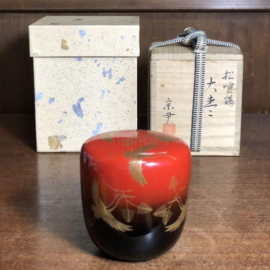 Nakamura Muneyo's work Kaga Makie, Matsukutsuru, lacquer