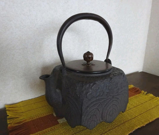 Old iron kettle, paulownia pattern, butterfly statue, tea utensils