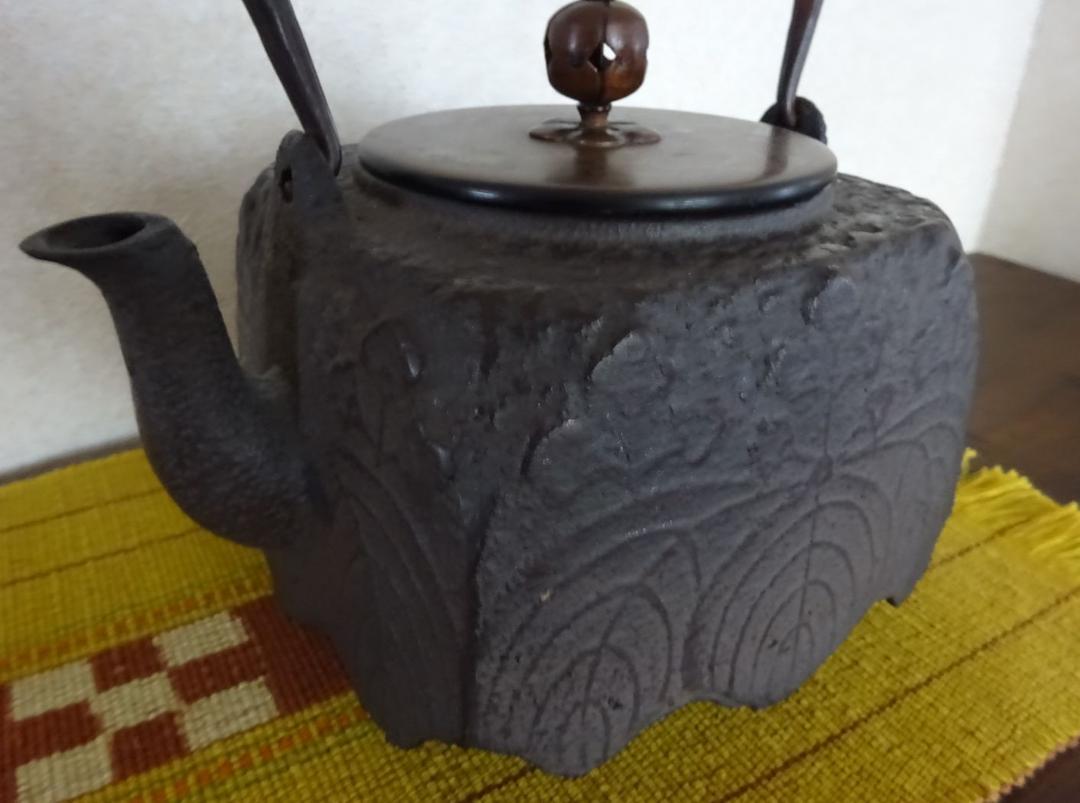 Old iron kettle, paulownia pattern, butterfly statue, tea utensils