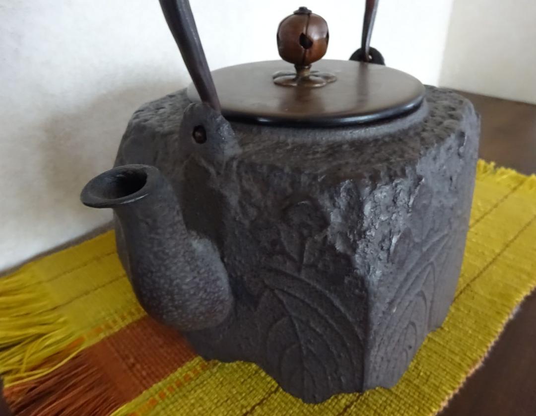 Old iron kettle, paulownia pattern, butterfly statue, tea utensils
